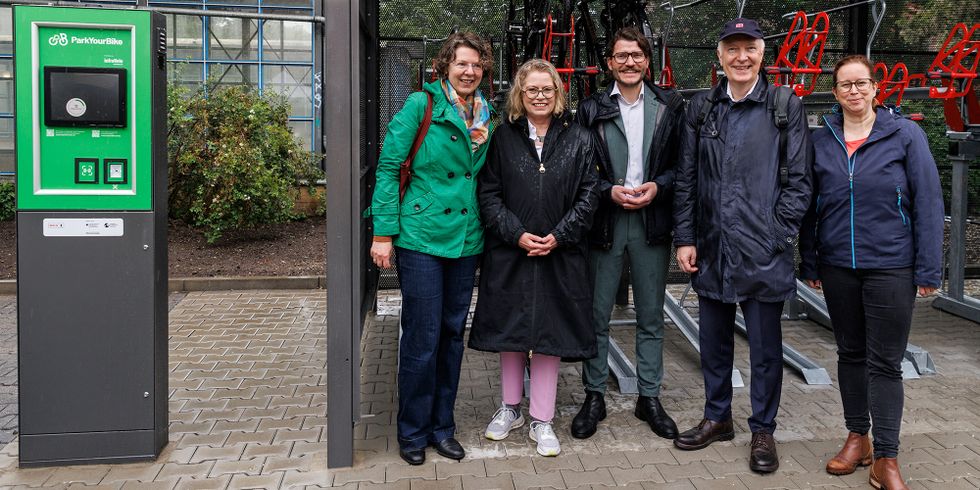 Eröffnung neue Fahrradabstellanlage. Am S-Bahnhof Hermsdorf eröffnete Verkehrssenatorin Ute Bonde heute gemeinsam mit der Reinickendorfer Bezirksstadträtin für Ordnung, Umwelt und Verkehr, Julia Schrod-Thiel, dem Konzernbevollmächtigten der Deutschen Bahn für Berlin, Brandenburg und Mecklenburg-Vorpommern, Alexander Kaczmarek, und dem infraVelo-Geschäftsführer Michael Fugel, die Anlage, die Platz für 72 Fahrräder bietet.