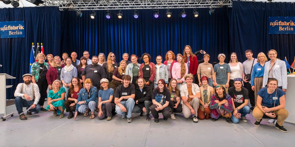 Auftakt für den FÖJ-Jahrgang 2026/2027 – Gruppenbild mit allen Beteilgten
