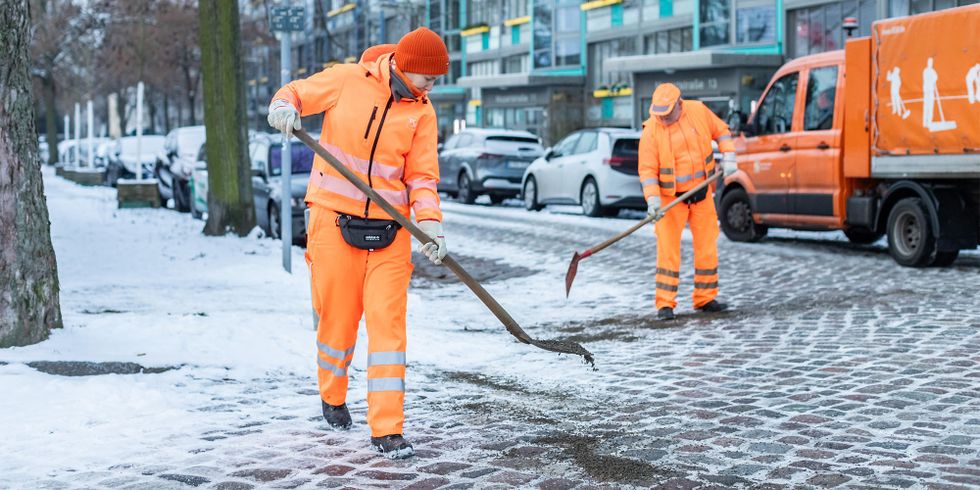 Winterdienstkräfte der BSR streuen Überwege an einer Kreuzung