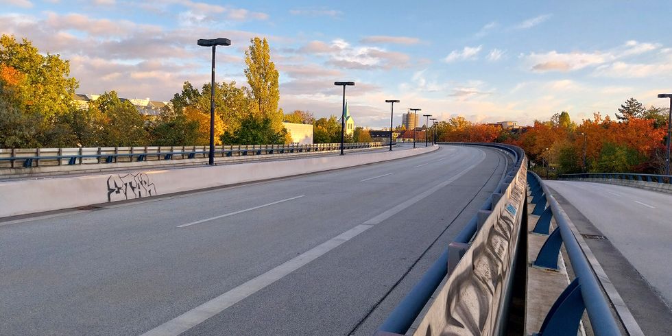 Brücken über den Breitenbachplatz, Blick in Richtung „Bierpinsel“ Schloßstraße, Ostsüd-Richtung