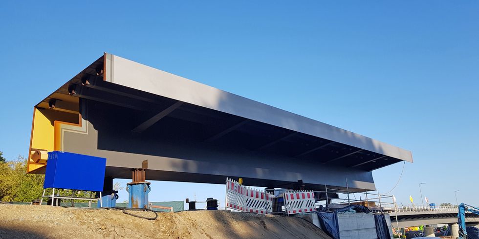 Oktober 2021: Antransport der ersten Segmente des neuen Stahlüberbaus Ost