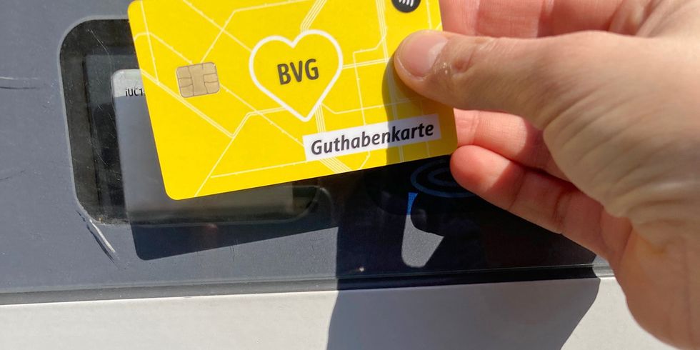 Bezahlung mit der BVG-Guthabenkarte an einer öffentlichen Toilette