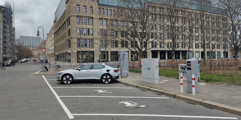 Standort Littenstraße in Berlin-Mitte mit einer HPC- und einer AC-Ladeeinrichtung der Berliner Stadtwerke