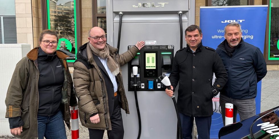 von links nach rechts: Julia Schmidt (Ladeinfrastrukturbüro der SenMVKU), Arne Herz (Staatssekretär für Mobilität und Verkehr) , Jörg Lohr (Geschäftsführer Jolt Energy GmbH) und Michael Hager (Key Account Manager DACH bei Jolt Energy GmbH)