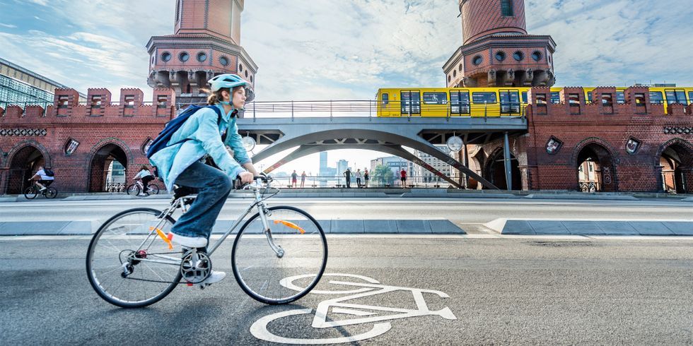 Radfahrerin auf der Oberbaumbrücke