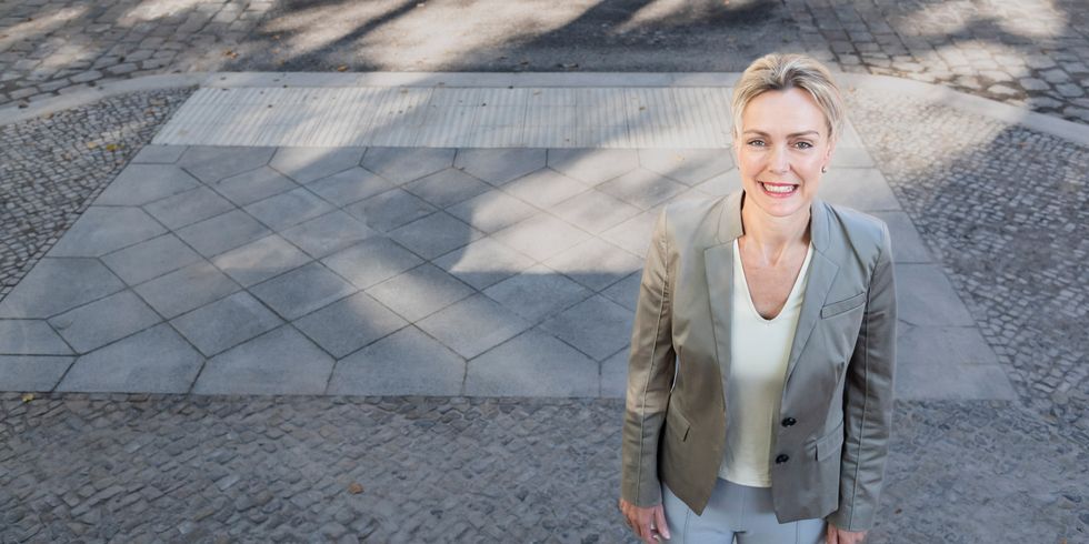 Senatorin Manja Schreiner beim neuen Verkehrsüberweg an Pankower Schule