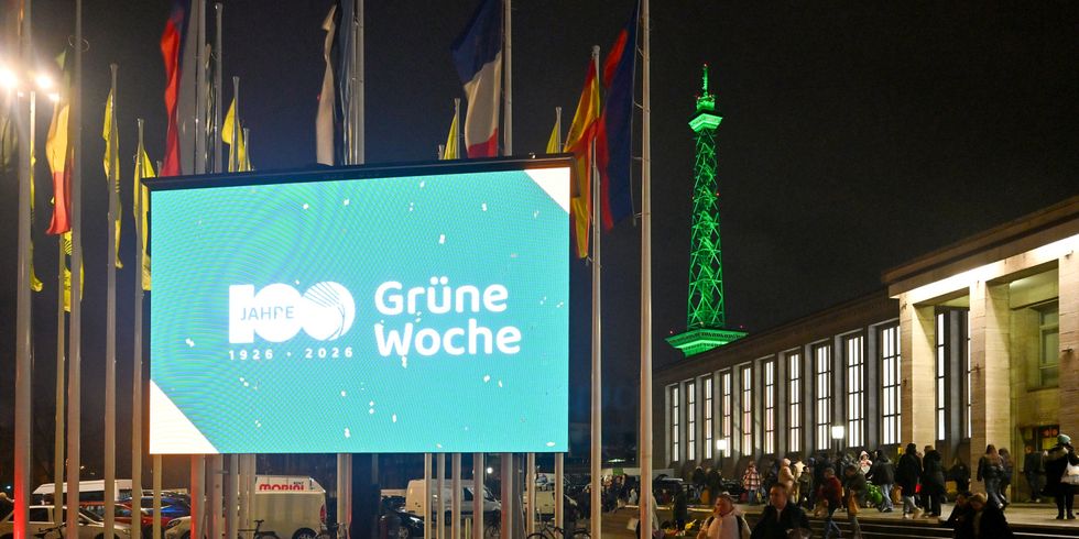 großer Monitor mit der Aufschrift 100 Jahr Grüne Woche vor dem Eingang der Messe Berlin Hamerskjöldplatz