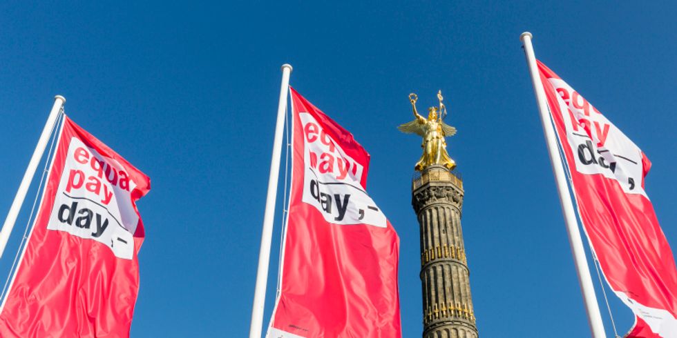 Fahnen am Großen Stern