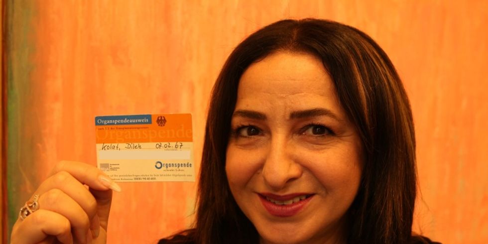 Senatorin Dilek Kolat mit ihrem Organspendeausweis