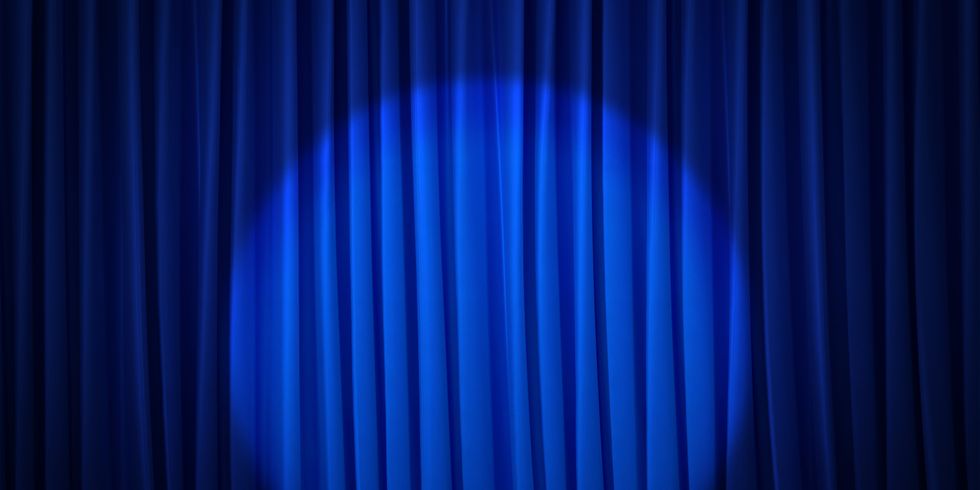 Baluer Vorhang mit Spotlight
