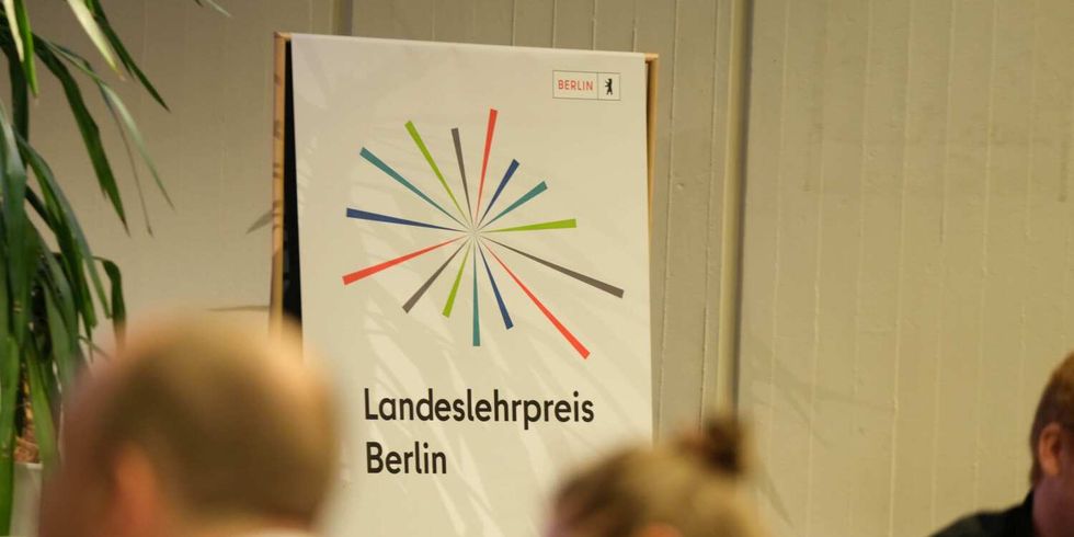 Logo Landeslehrpreis hinter Köpfen