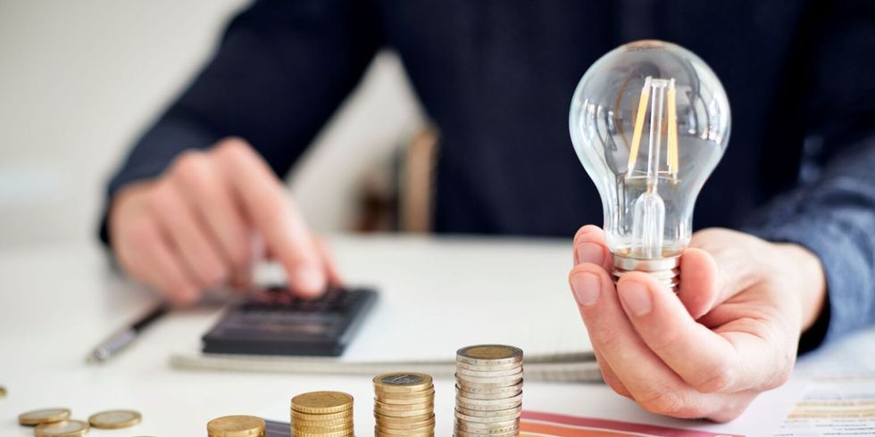 Mann am Schreibtisch macht Berechnungen zum Thema Sparen, Energie, Heizkosten und Umwelt