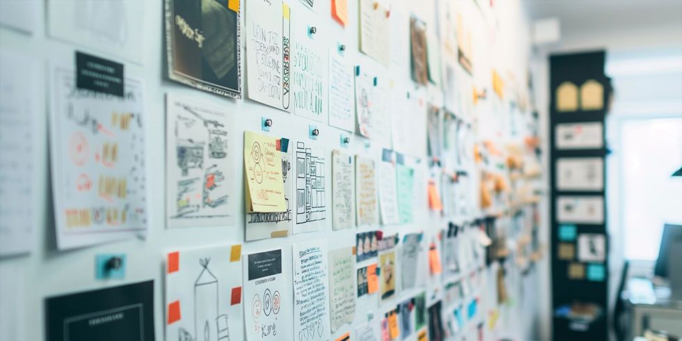 Viele Notizzettel an einer Wand