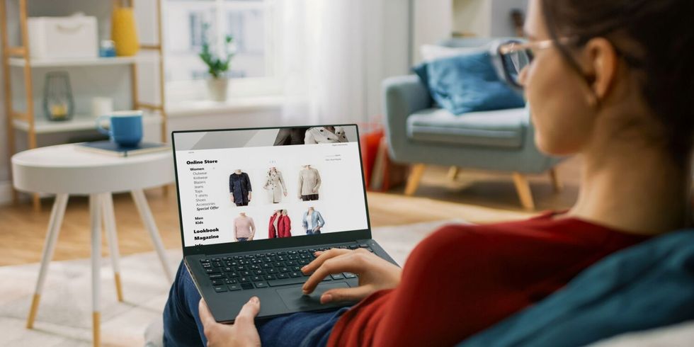 Frau shoppt an einem Laptop