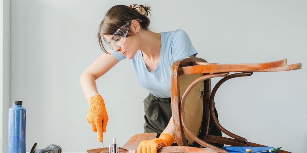 Tischlerin arbeitet an einem Holzstuhl