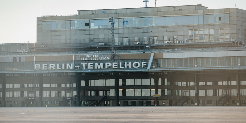 Gebäude des Flughafen Berlin Tempelhof vom Rollfeld aus gesehen
