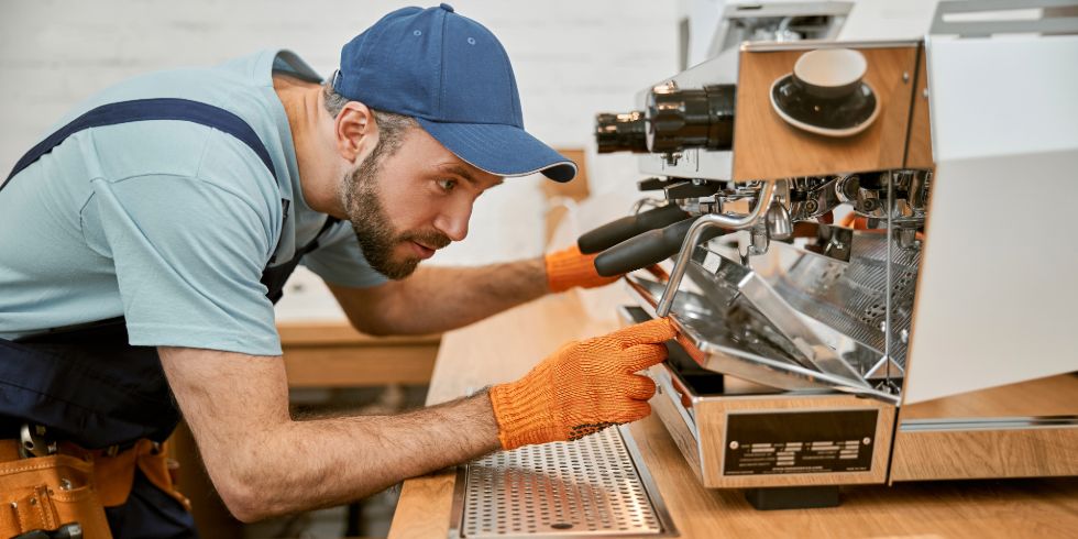 Techniker repariert einen Kaffevollautomaten