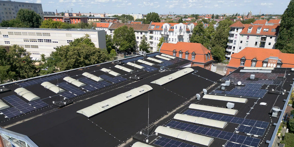 Solaranlage der Berliner Stadtwerke auf dem Dach des BVG-Servicelagers in Weißensee