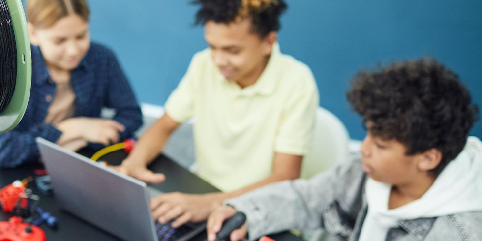 Drei Kinder arbeiten an einem Projekt