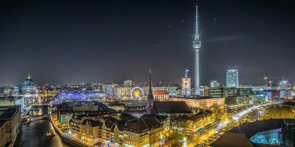 Berlin bei Nacht, dunkel mit vielen Lichtern