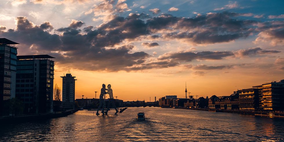 Blick auf die Spree bei Sonnenuntergang, Berlin Skyline im Hintergrund