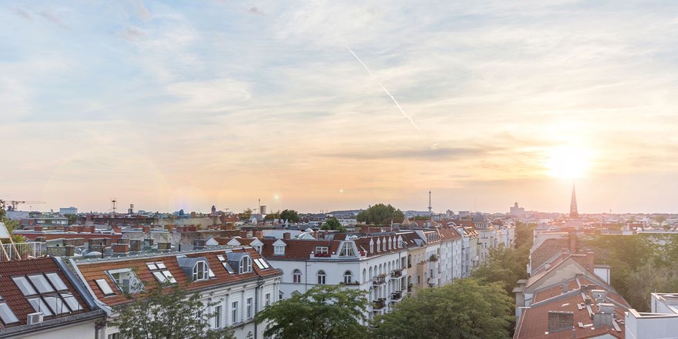 Blick über Wohnhaus-Dächer in Berlin