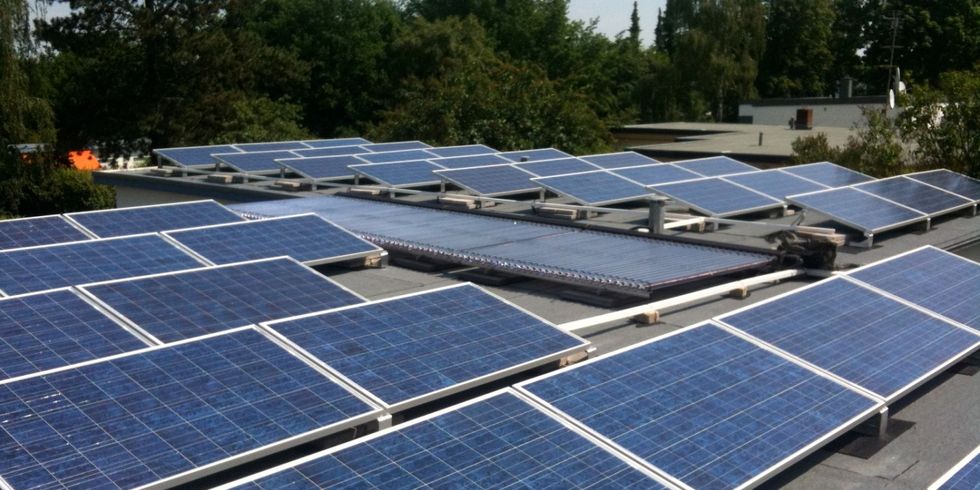 Bungalow mit Solaranlage auf dem Dach