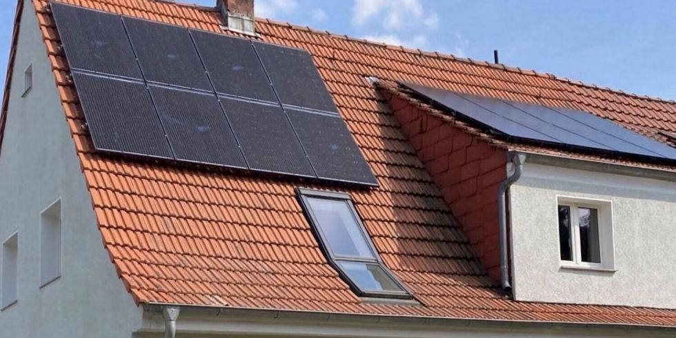 Einfamilienhaus mit Solaranlage auf dem Dach