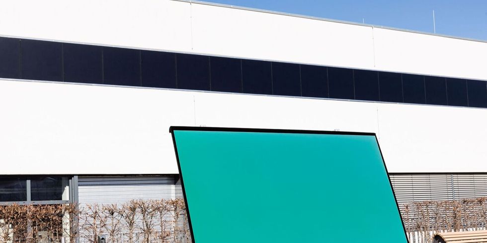 Nahaufnahme eines grünen MorphoColor-Solarmoduls des Fraunhofer ISE.