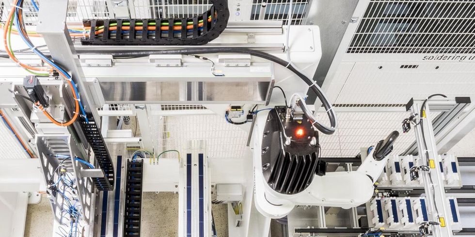 Anlage für die Verschaltung von Matrix-Schindelmodulen entwickelt. Ein Roboterarm ordnet die Schindelzellen in einer Matrix an und bereitet sie für den Klebeprozess vor.