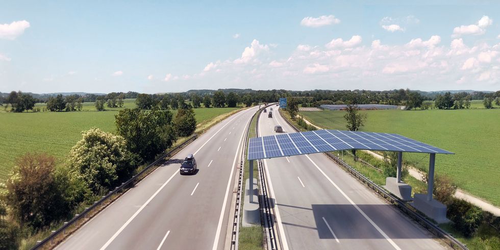 Visualisierung einer mit Photovoltaikmodulen bestückten Autobahnüberdachung auf einem kurzen Teilstück einer Autobahn.
