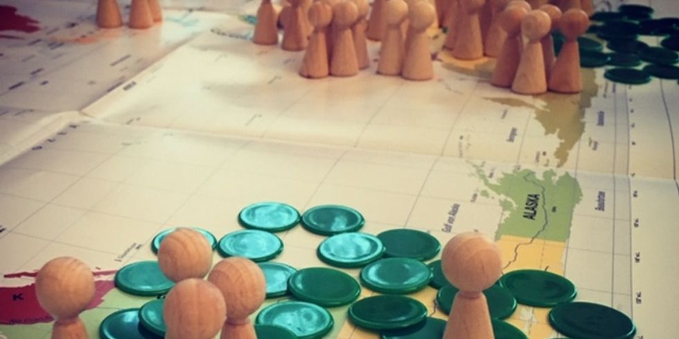 Spielfiguren und Plättchen auf Spielbrett
