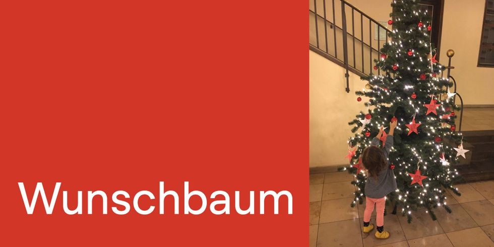 Kind vor Weihnachtsbaum