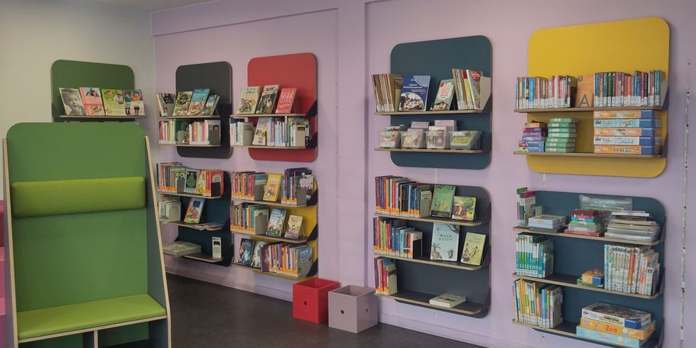 Wandmöbel in der Kinderbibliothek am Kotti