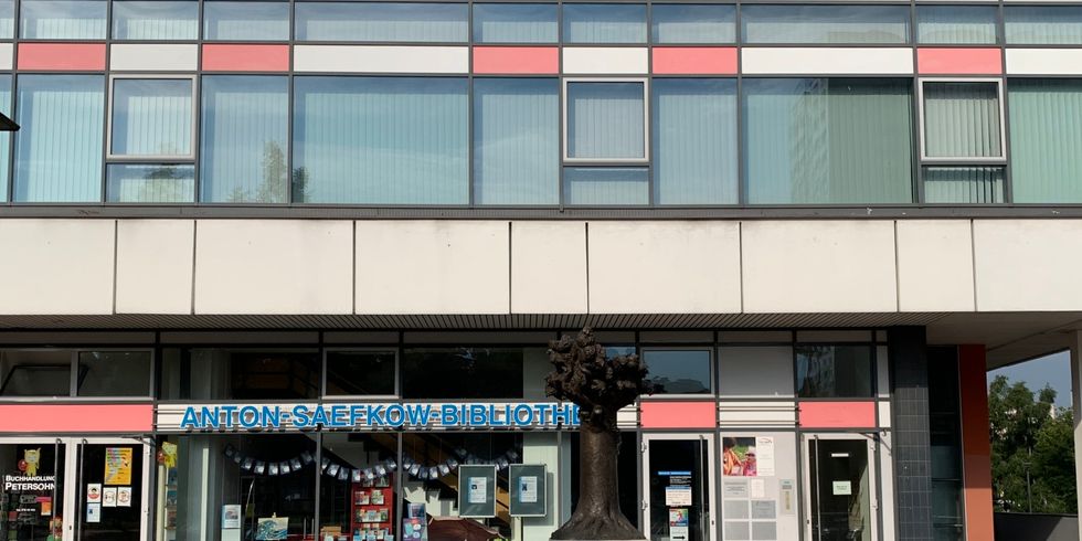 Anton-Saefkow-Bibliothek von außen