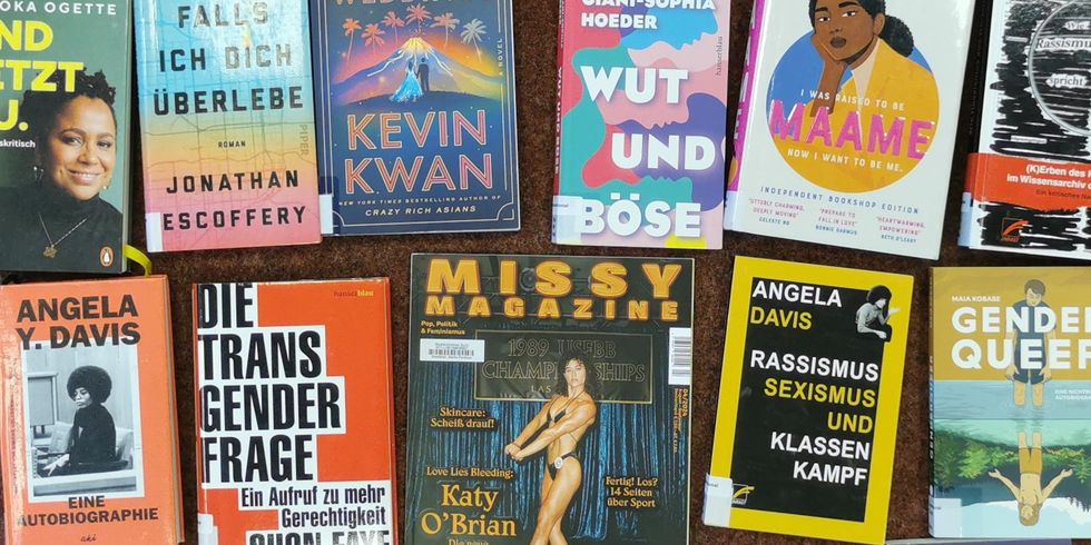 Mehrere Bücher über Feminismus und Antidiskriminierung.