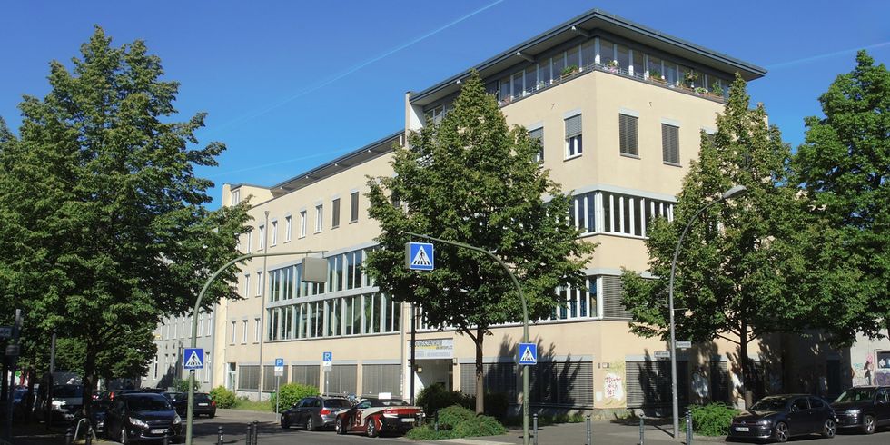 Aussenansicht von der Wolfdietrich-Schnurre-Bibliothek, Teil von einem fünstöckigen Neubau.