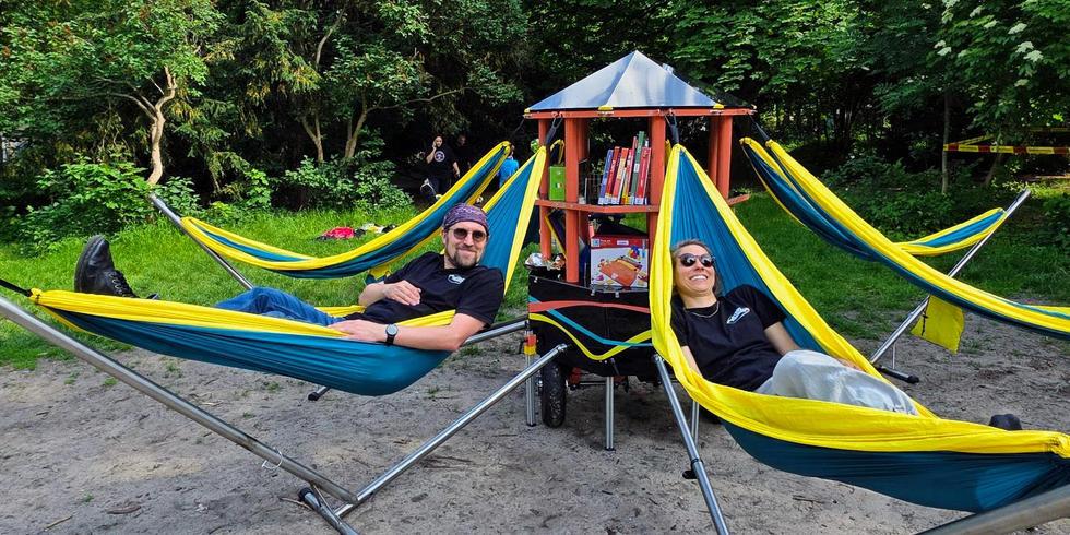 Mobile Mini-Bibliothek, die mit Hängematten ausgestattet ist.