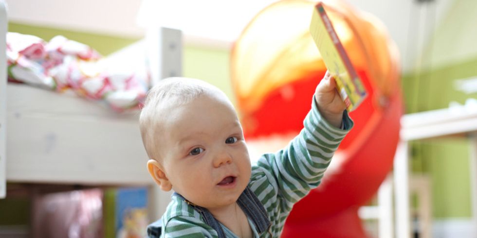 Baby mit Bilderbuch