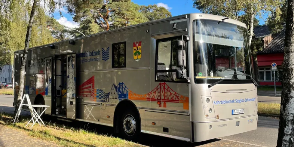 Bücherbus an Haltestelle