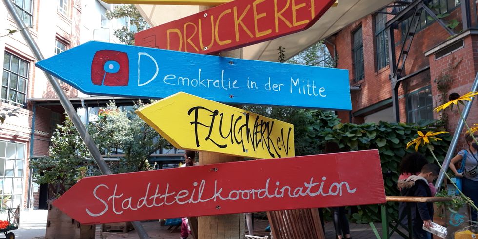 Wegweisende Schilder im Hof der NachbarschaftsEtage