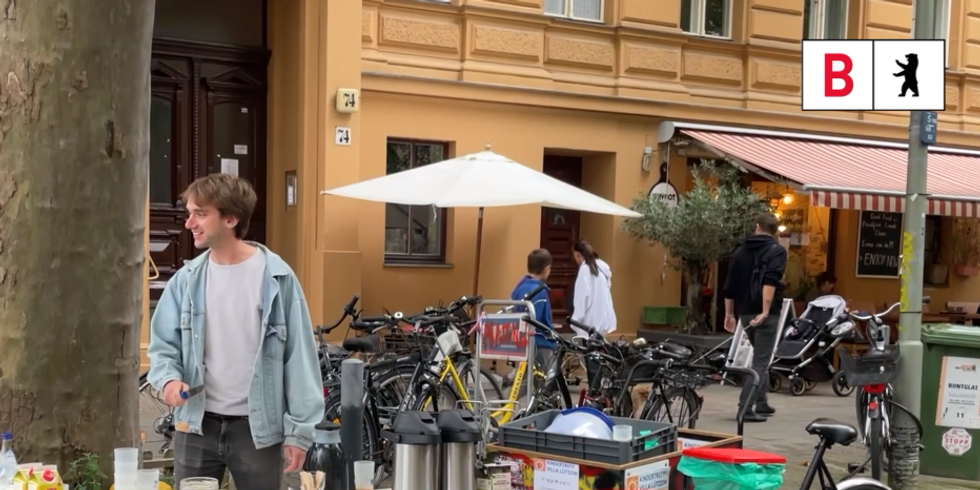 Stadtteilkoordination Max Söding bei einem Kuchenstand in der Nachbarschaft