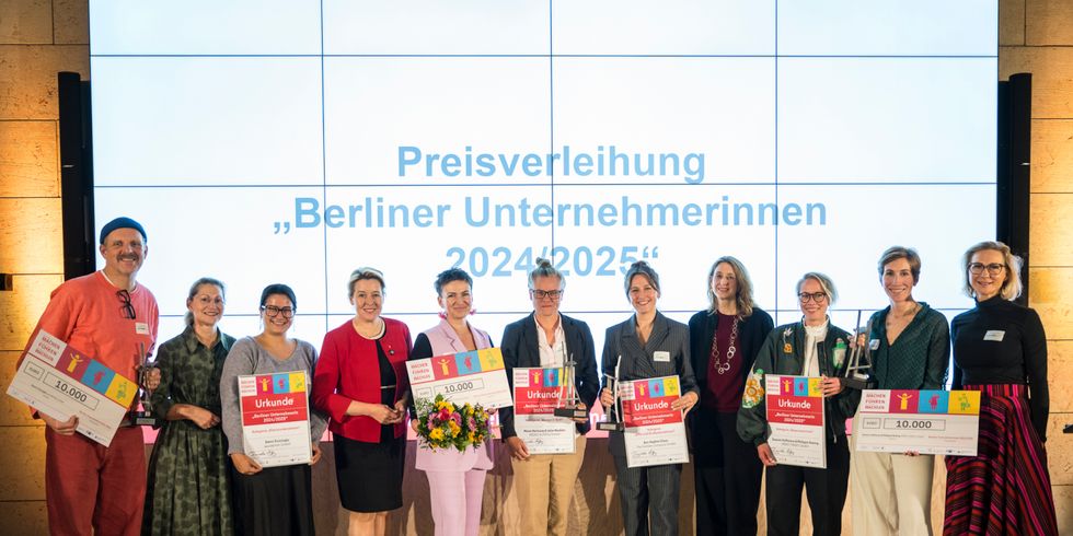 Gruppenfoto mit den Preisträgerinnen beim Berliner Unternehmerinnen-Wettbewerb 2024/2025