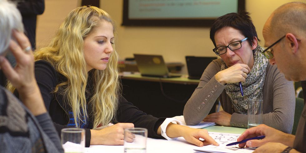 Drei Personen im Kurs