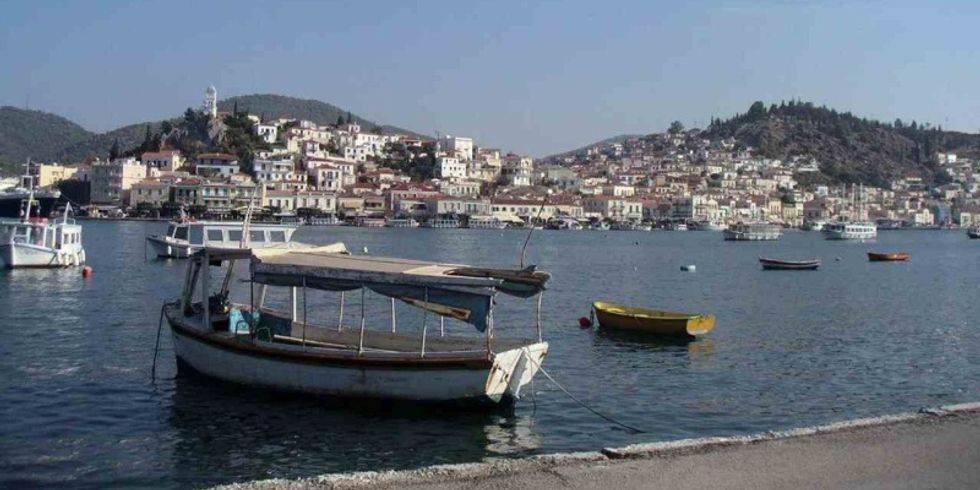 Hafen am Mittelmeer mit Schiff
