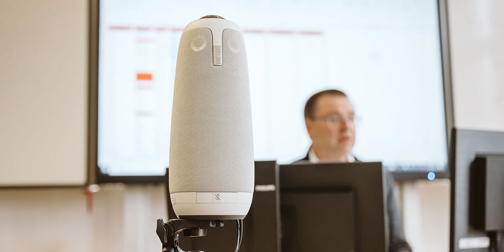 Hybridunterricht mit Meeting Owl, einer intelligenten 360°-Kamera mit Mikrofon und Lautsprecher, Blick zum Whiteboard mit Kursleiter