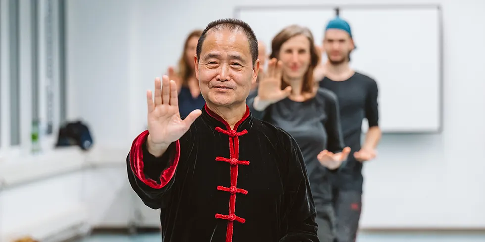 Kursleiter Honghao Wang, im Hintergrund Kursteilnehmende