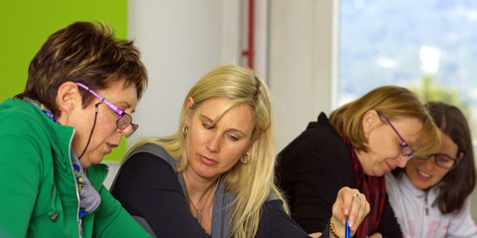 4 Frauen lesen und schreiben im Unterricht