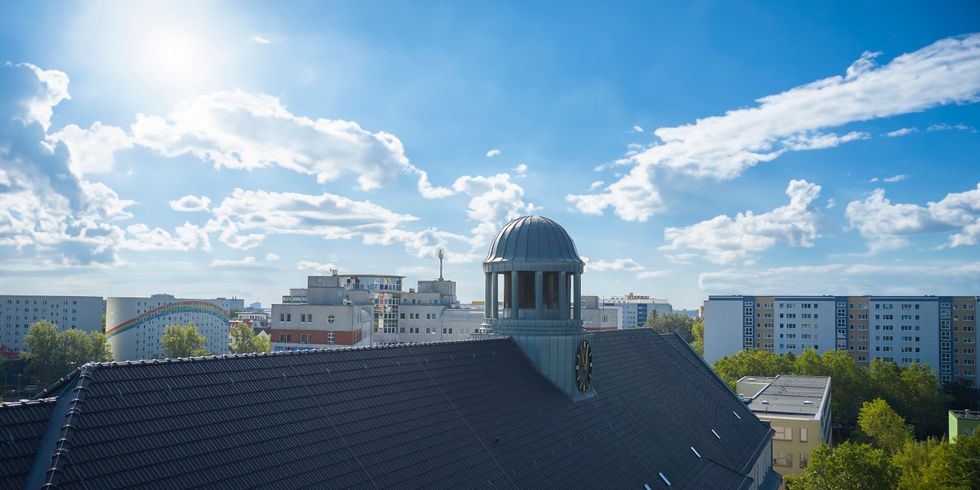 Außenansicht auf das Gebäude der VHS Lichtenberg mit Blick auf die Turmuhr