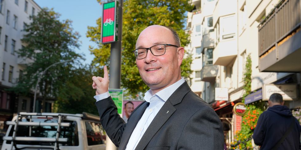 Staatssekretär Arne Herz eröffnet eine neue digitale Anzeige namens VeloFlow in der Kreuzbergstraße.